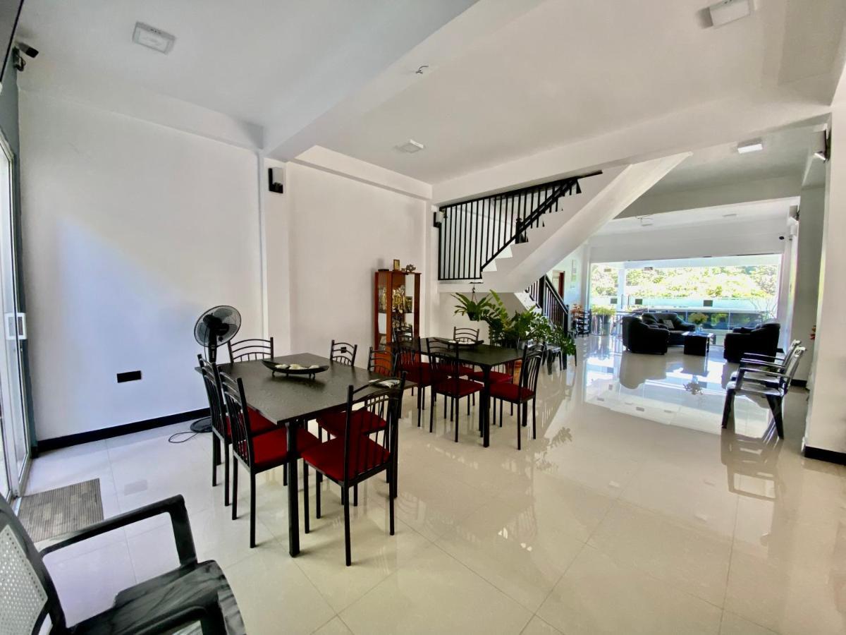 קנדי Mountain White Villa By Sunrise מראה חיצוני תמונה
