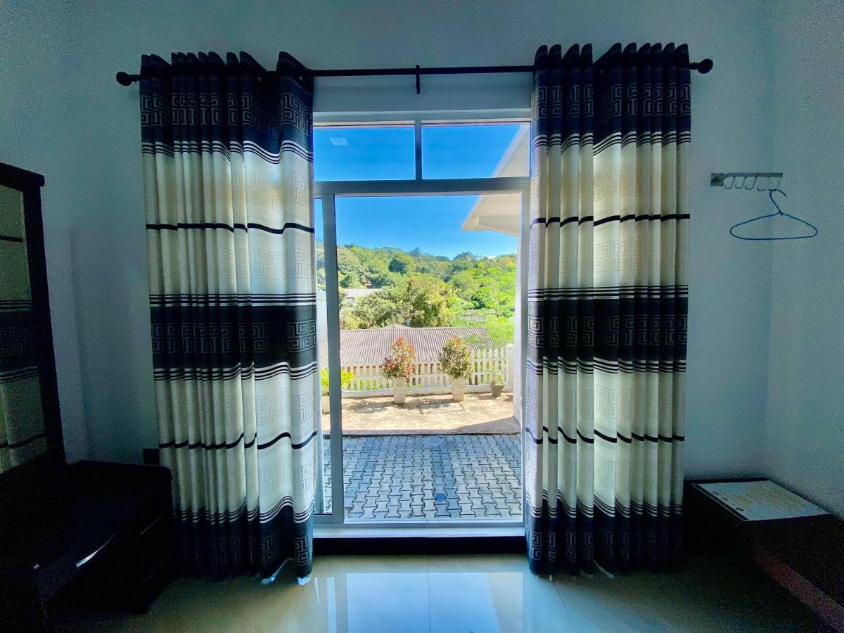 קנדי Mountain White Villa By Sunrise מראה חיצוני תמונה