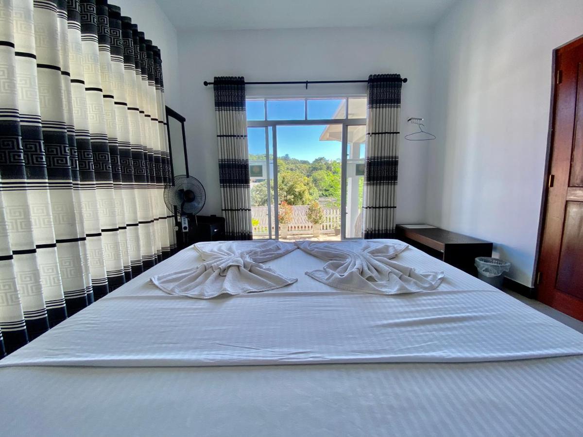קנדי Mountain White Villa By Sunrise מראה חיצוני תמונה