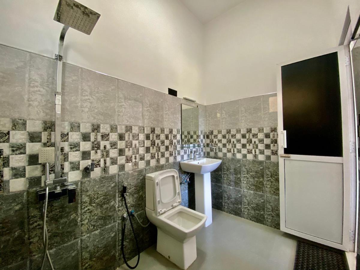 קנדי Mountain White Villa By Sunrise מראה חיצוני תמונה