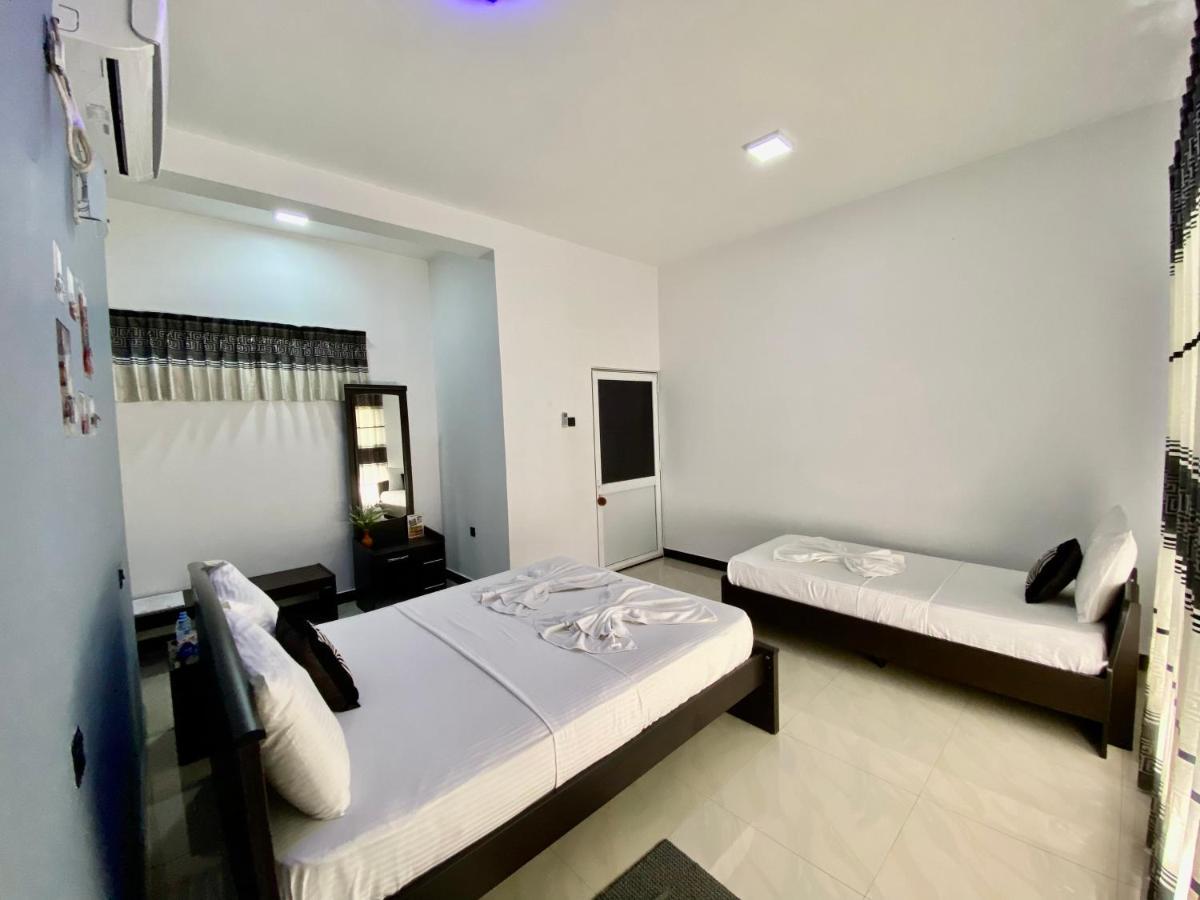 קנדי Mountain White Villa By Sunrise מראה חיצוני תמונה