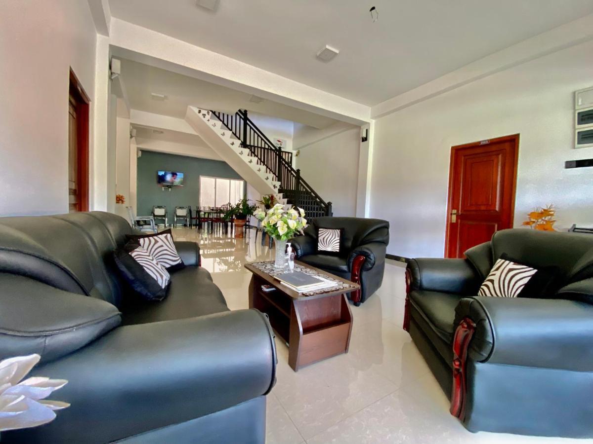 קנדי Mountain White Villa By Sunrise מראה חיצוני תמונה