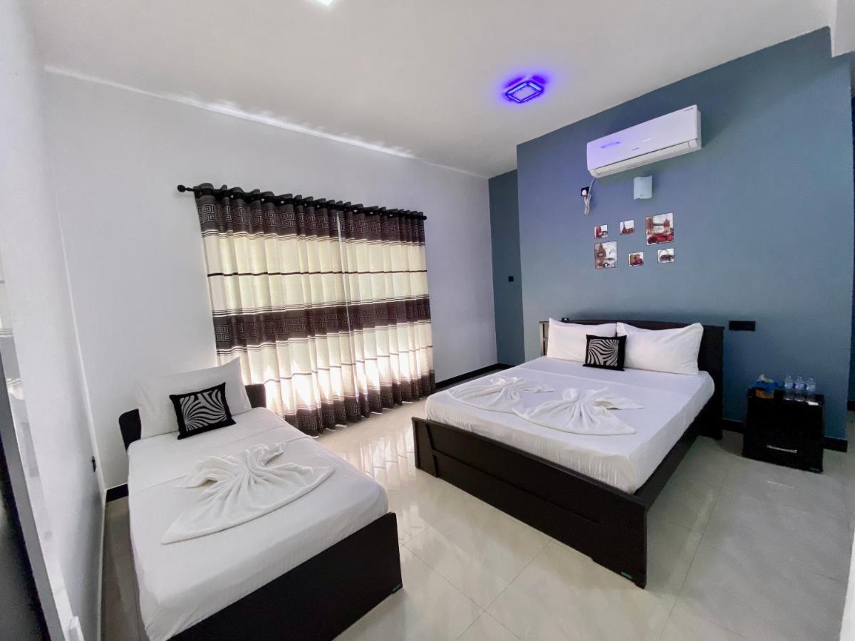 קנדי Mountain White Villa By Sunrise מראה חיצוני תמונה