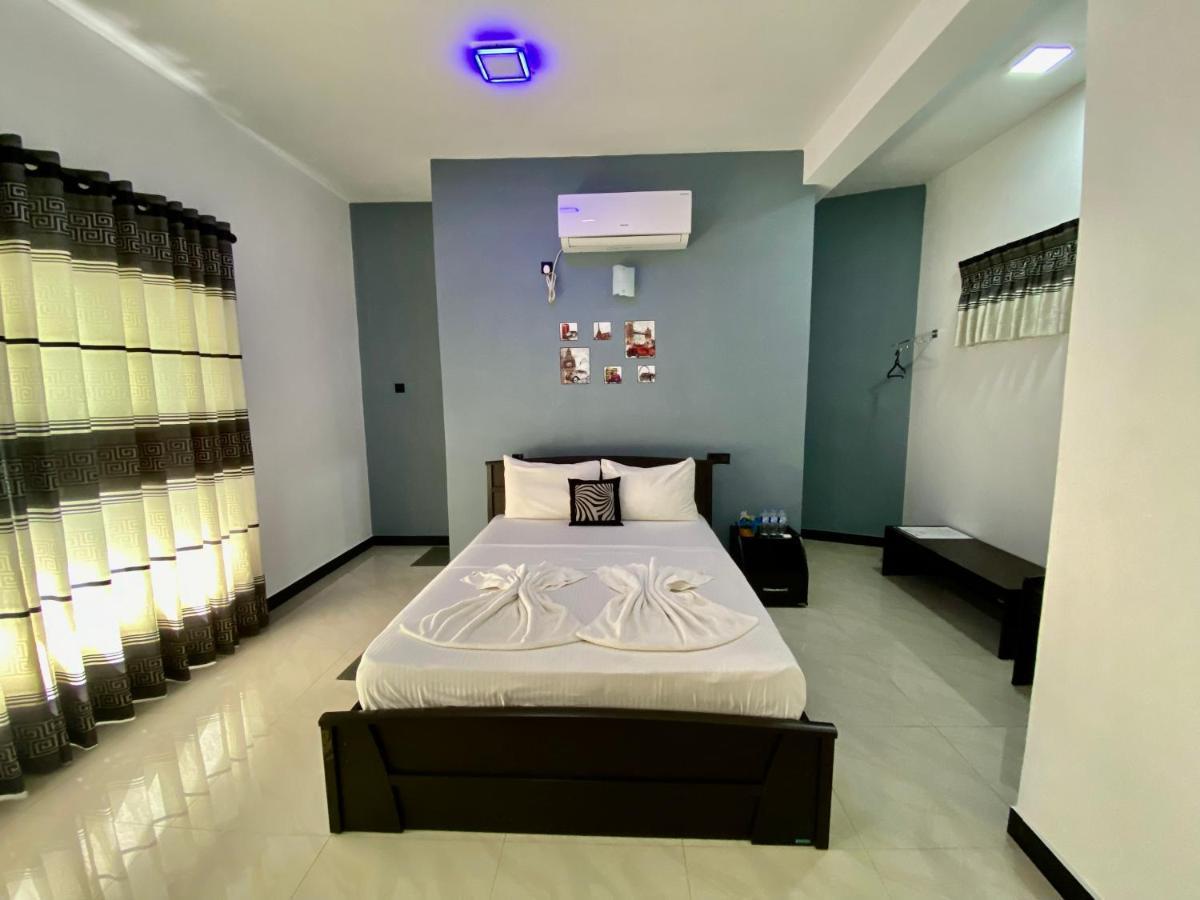 קנדי Mountain White Villa By Sunrise מראה חיצוני תמונה