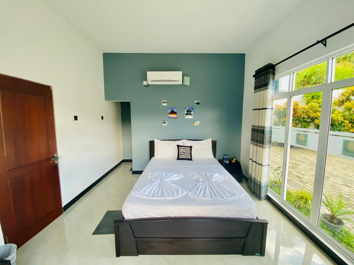 קנדי Mountain White Villa By Sunrise מראה חיצוני תמונה