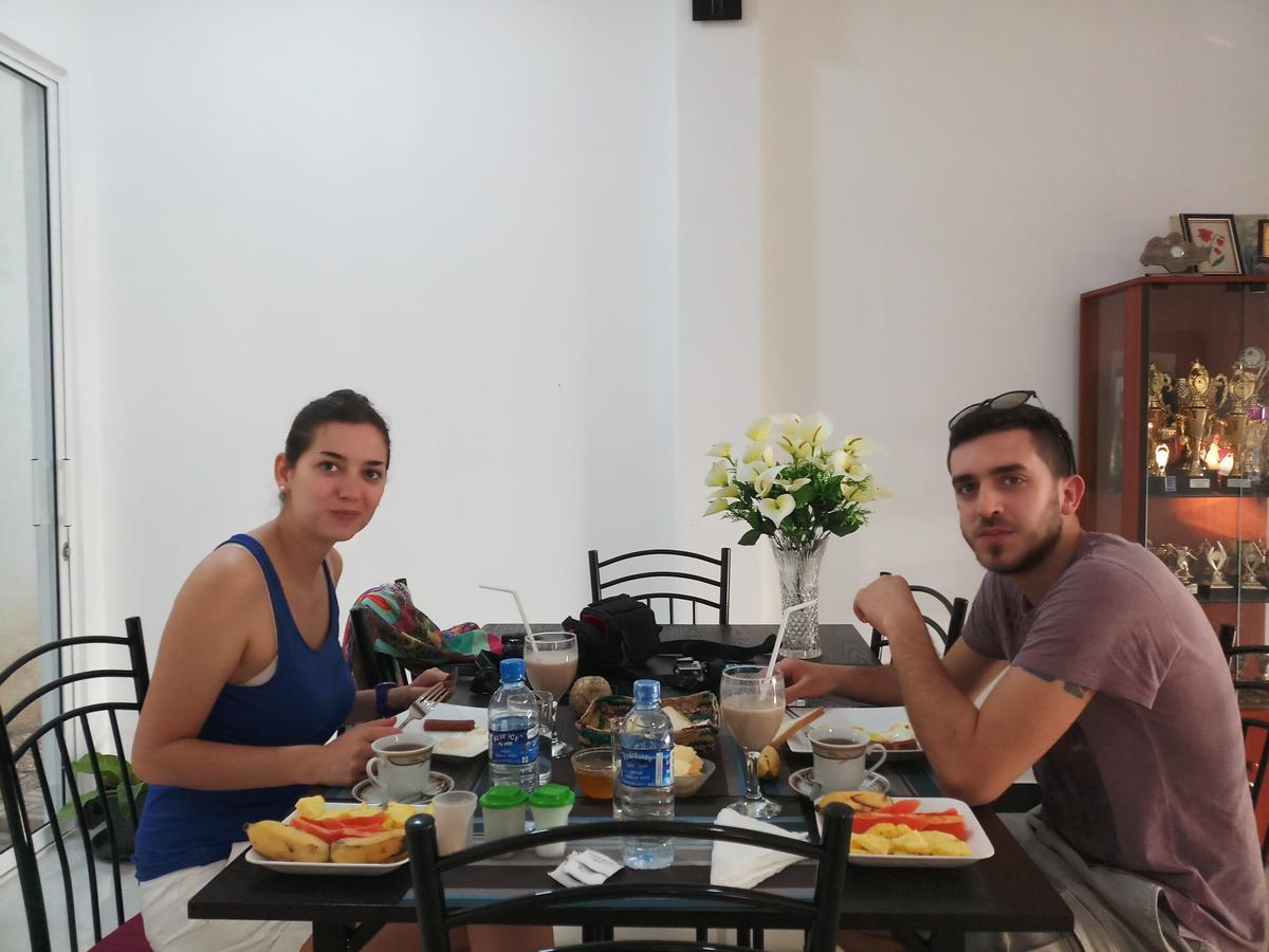קנדי Mountain White Villa By Sunrise מראה חיצוני תמונה